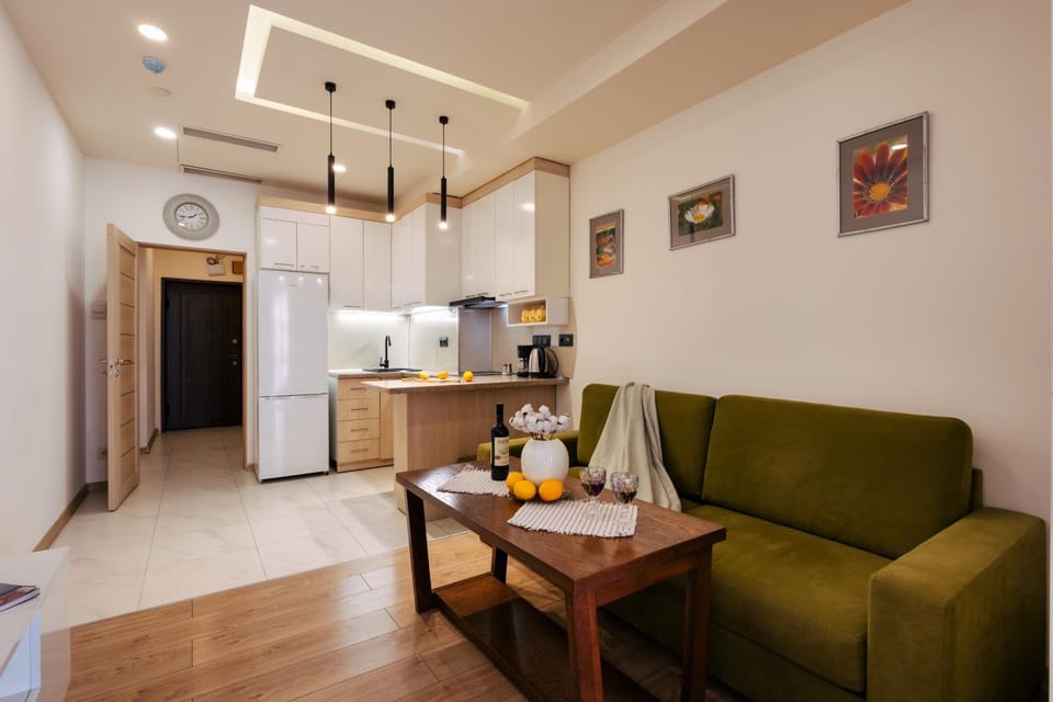Coffee/tea facilities, Kitchen or kitchenette, Living room, Seating area, Dining area, stove
