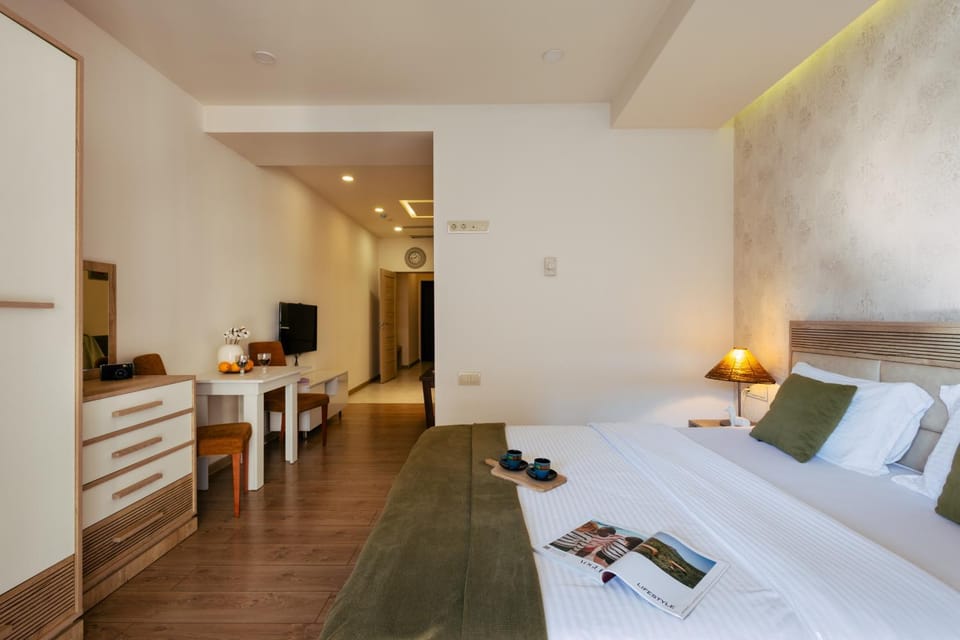 Bed, TV and multimedia, Photo of the whole room, Bedroom
