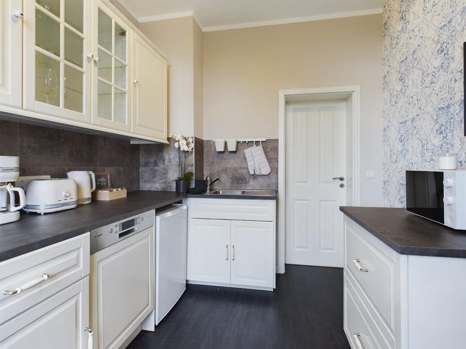 Kitchen or kitchenette, dishwasher, stove