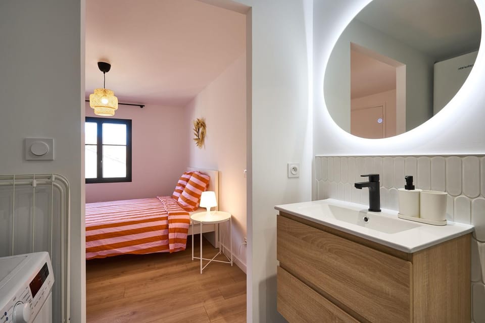 Bed, Bathroom