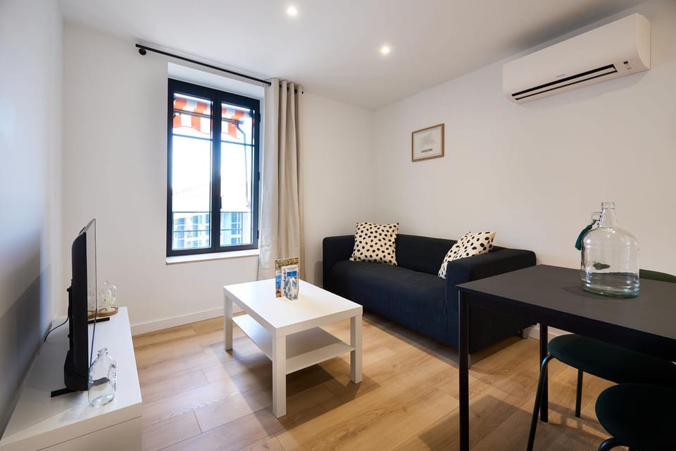TV and multimedia, Living room, Dining area, air conditioner