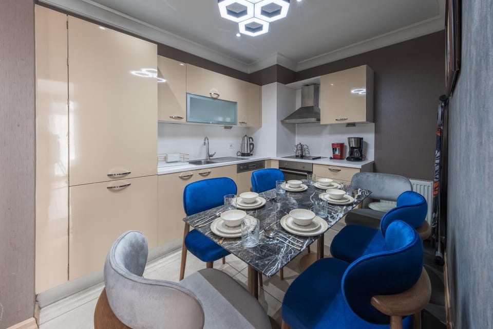 Kitchen or kitchenette, Dining area, stove