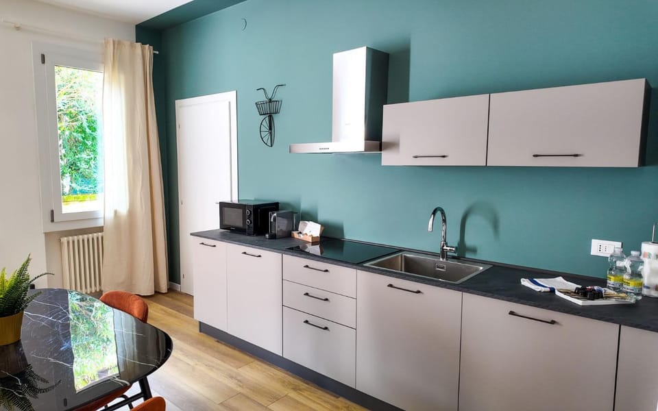 Coffee/tea facilities, Kitchen or kitchenette, microwave, kitchen