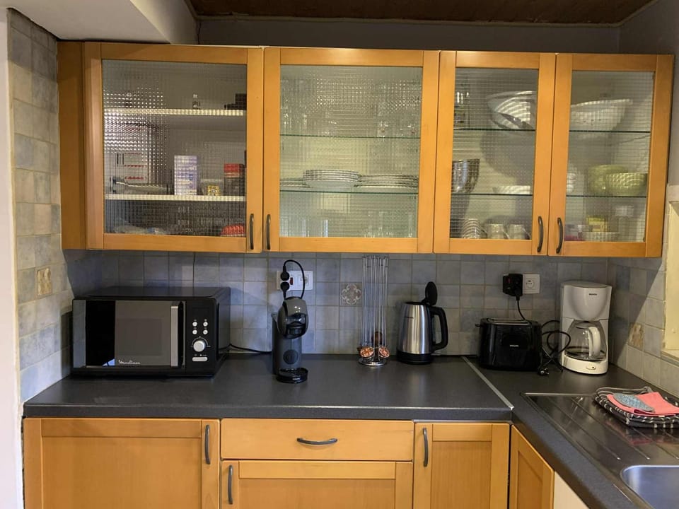 Coffee/tea facilities, Kitchen or kitchenette, microwave, stove, toaster
