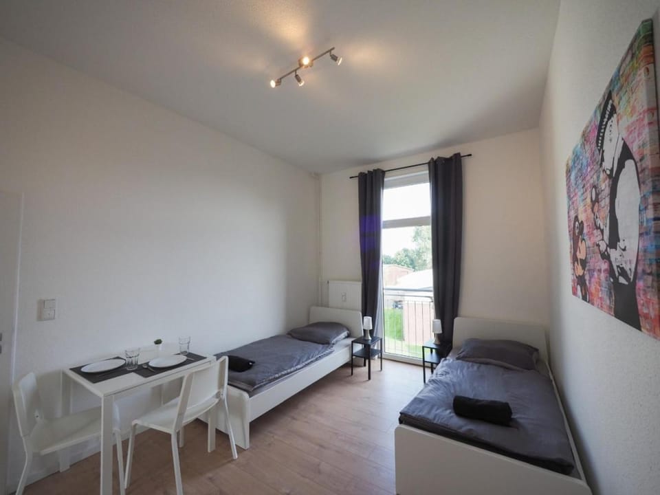 Bed, Photo of the whole room, Seating area, Dining area, Bedroom