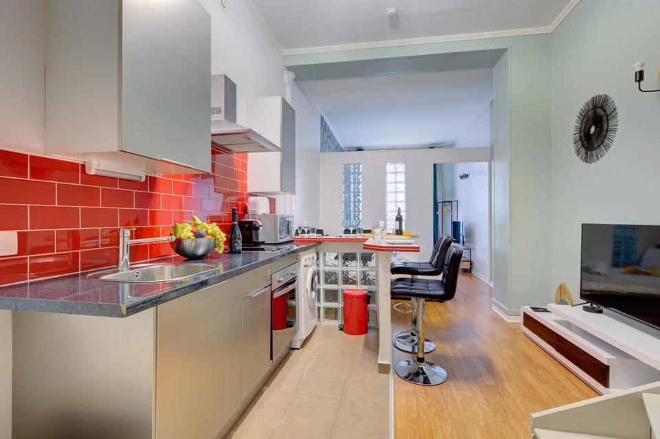 TV and multimedia, Dining area, oven, stove