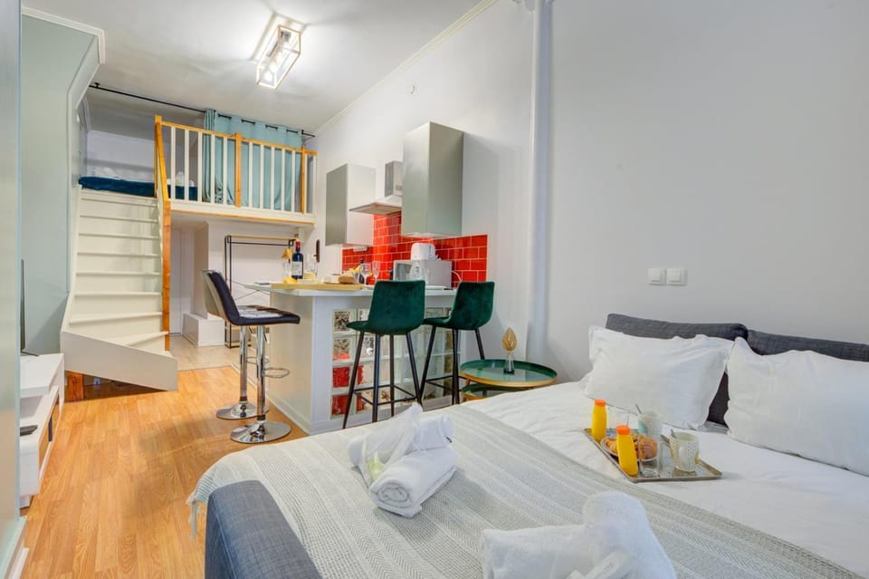 Bed, Living room, towels