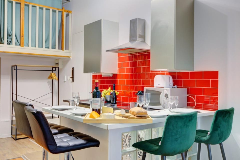 Kitchen or kitchenette, Food and drinks, Dining area, microwave