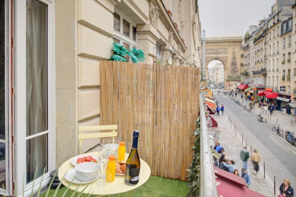 Day, People, Balcony/Terrace, Street view, Location