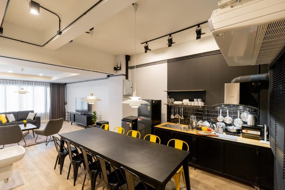 Kitchen or kitchenette, Dining area