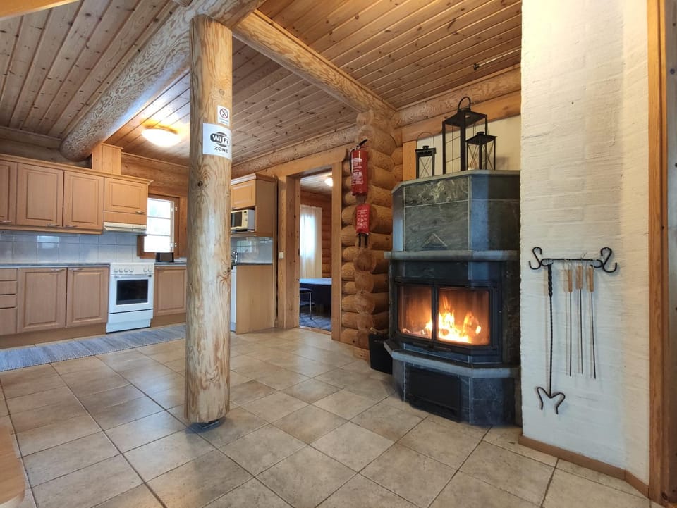 Kitchen or kitchenette, fireplace