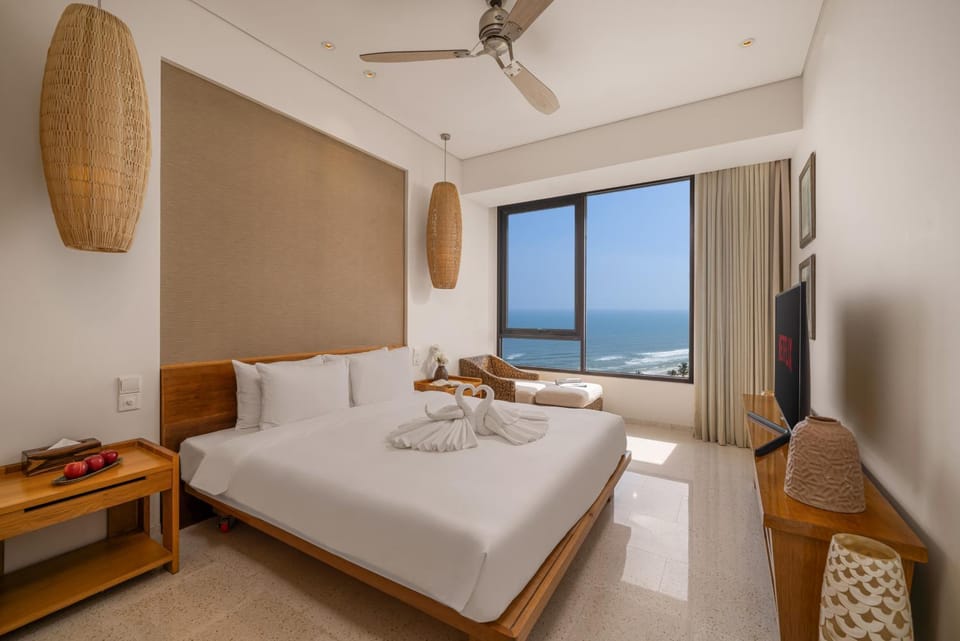Bed, TV and multimedia, Photo of the whole room, Seating area, Bedroom, Sea view, air conditioner