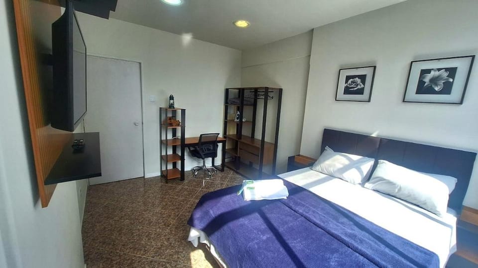 Bed, TV and multimedia, Photo of the whole room, Bedroom, towels, wardrobe