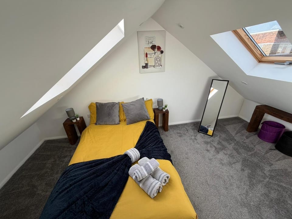 Bed, Photo of the whole room, Bedroom, towels