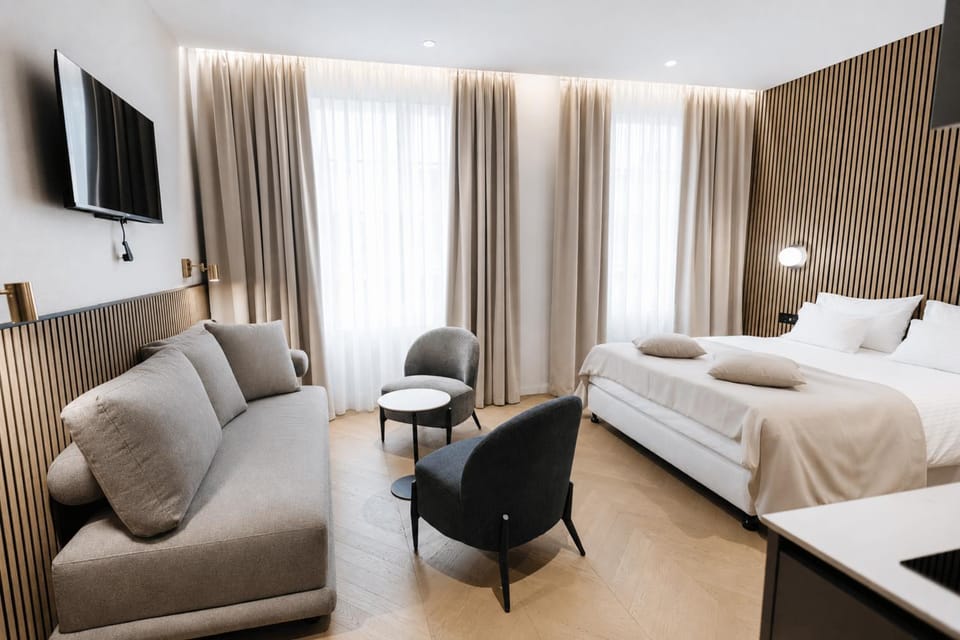 Bed, TV and multimedia, Living room