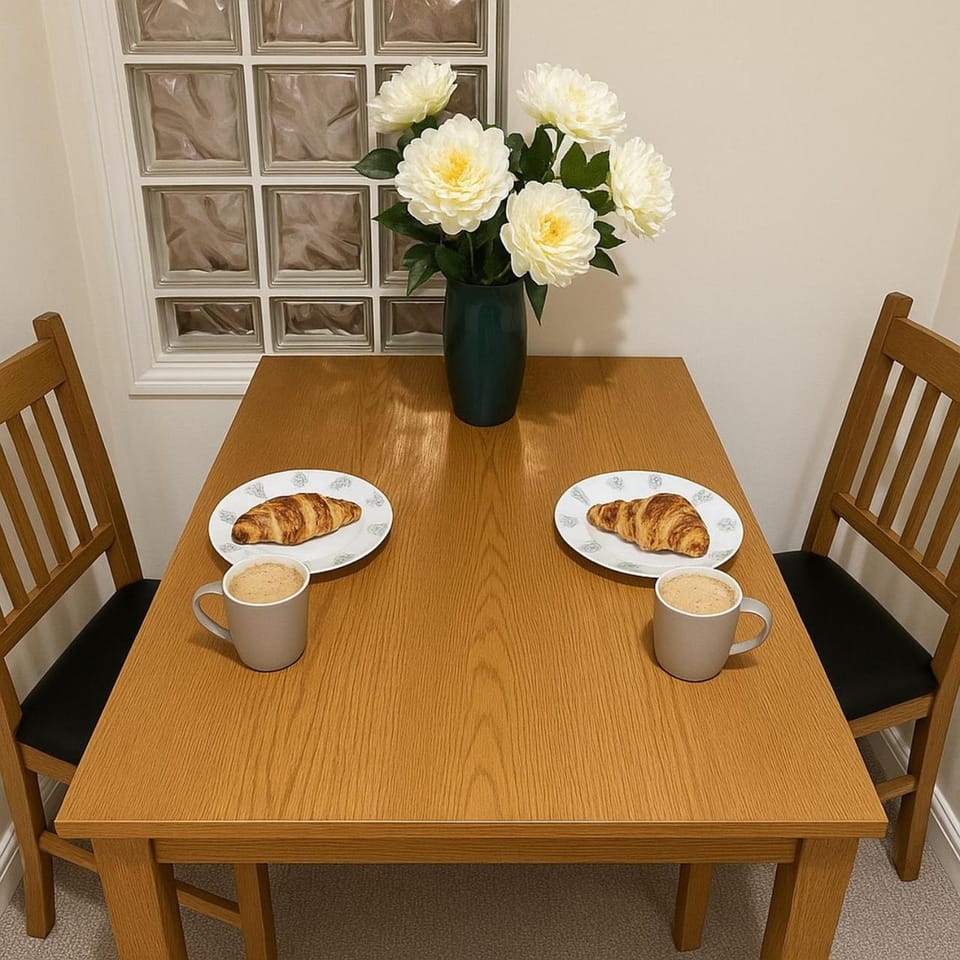Coffee/tea facilities, Living room, Food and drinks, Seating area, Dining area, Food