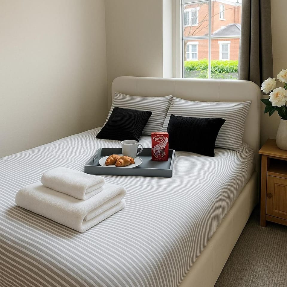 Bed, Photo of the whole room, Bedroom, Food, towels