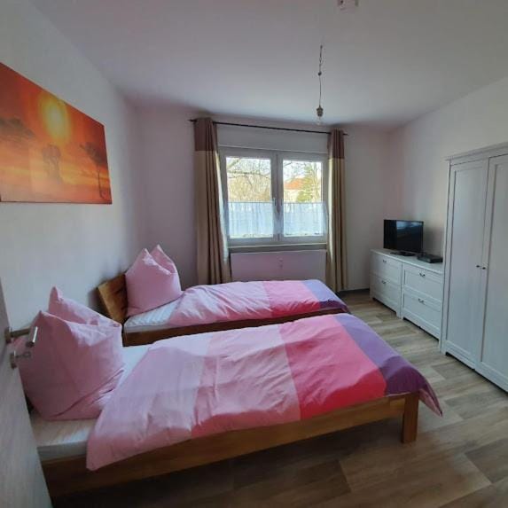 Bed, TV and multimedia, Photo of the whole room, Bedroom, wardrobe