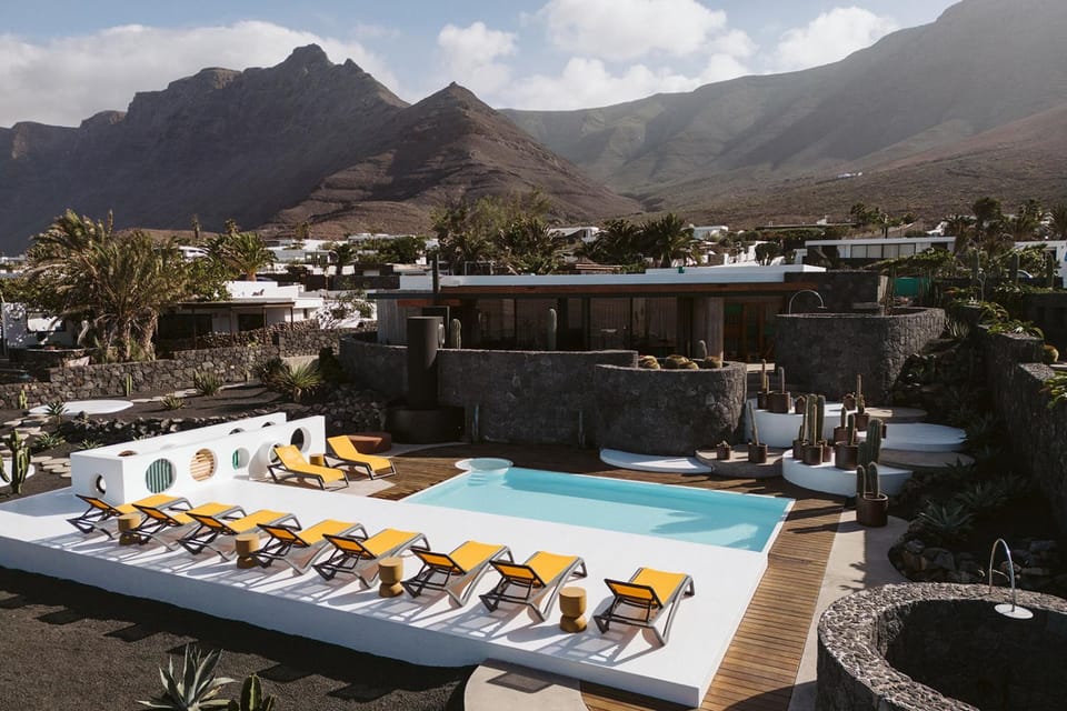 Property building, Nearby landmark, Off site, Day, Natural landscape, Mountain view, Pool view, Swimming pool, sunbed