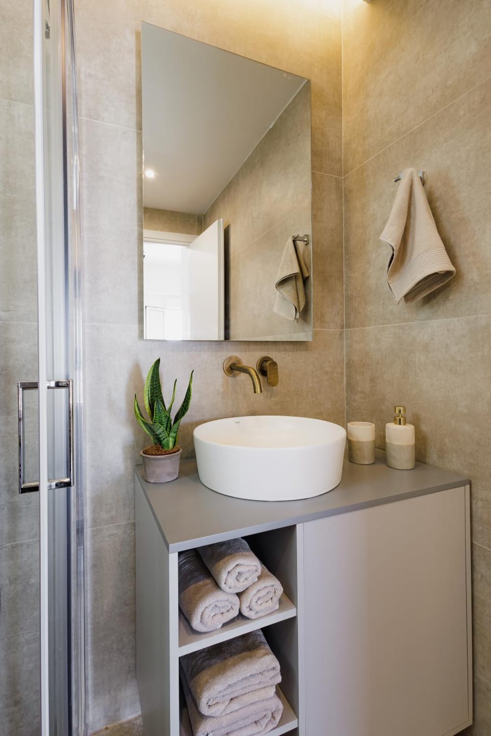 Bathroom, towels