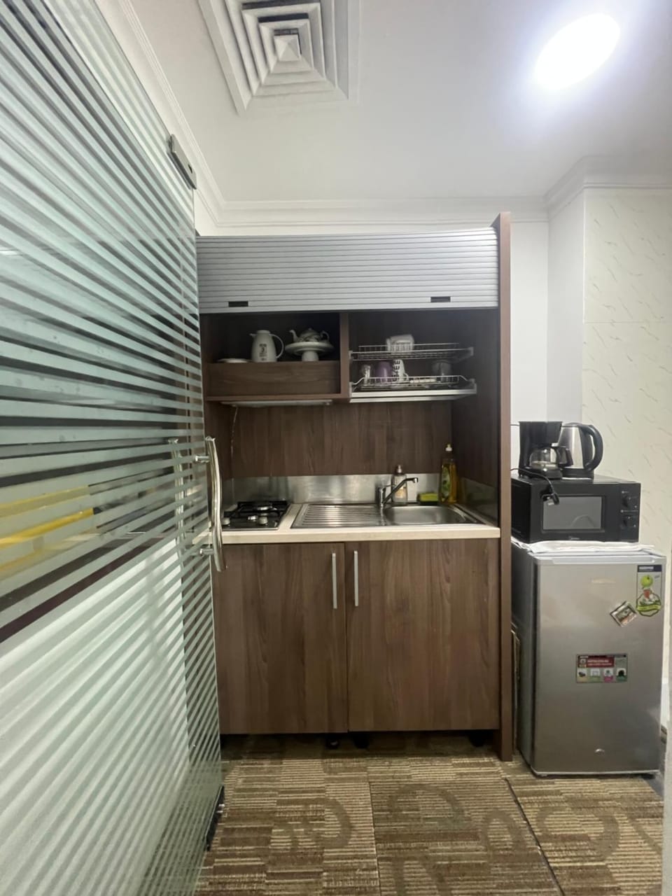 Kitchen or kitchenette, minibar, stove