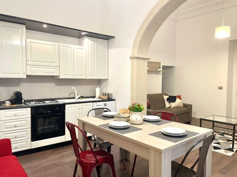 Kitchen or kitchenette, Living room, Seating area, Dining area, minibar, stove