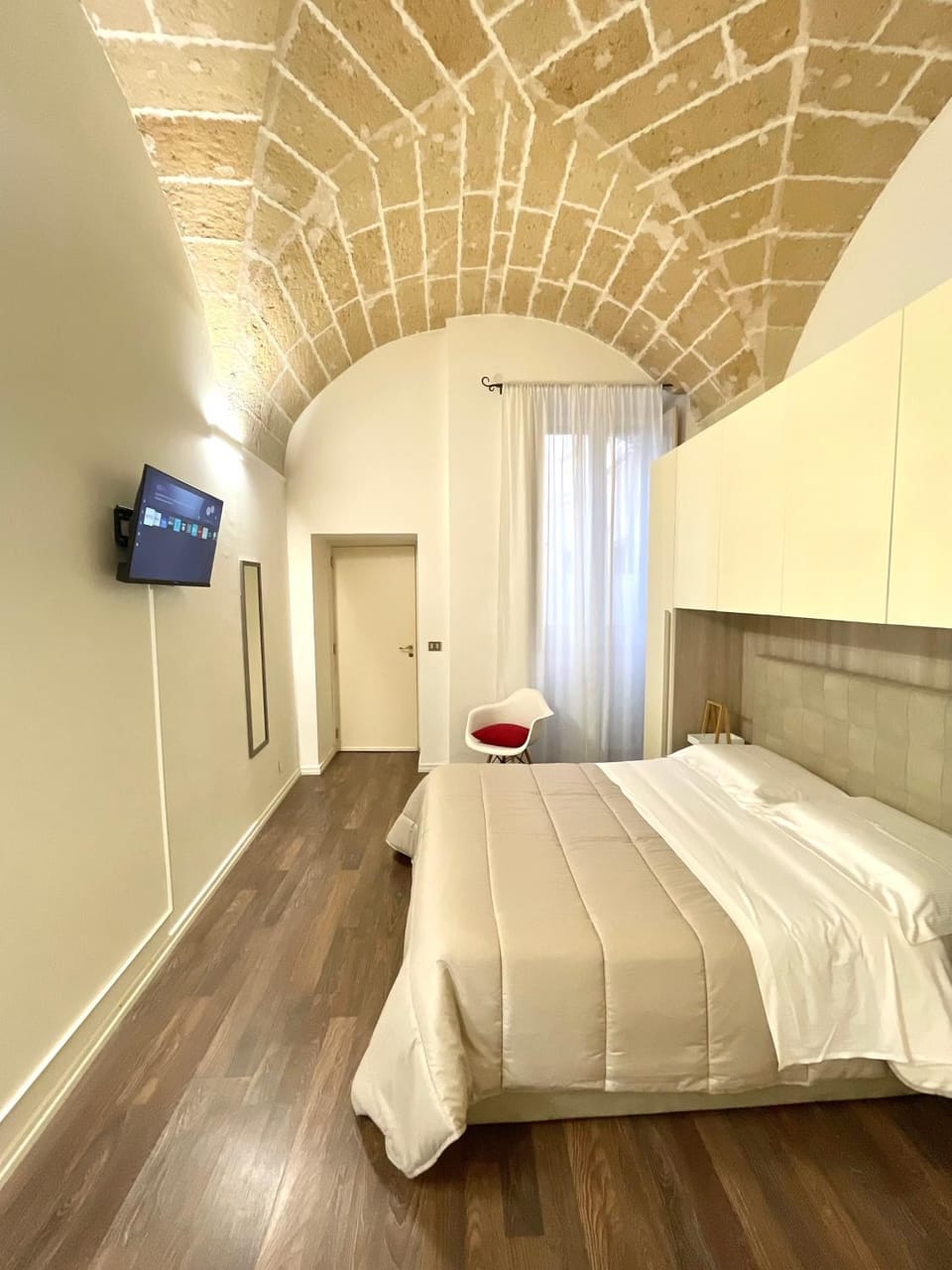 Bed, TV and multimedia, Photo of the whole room, Bedroom