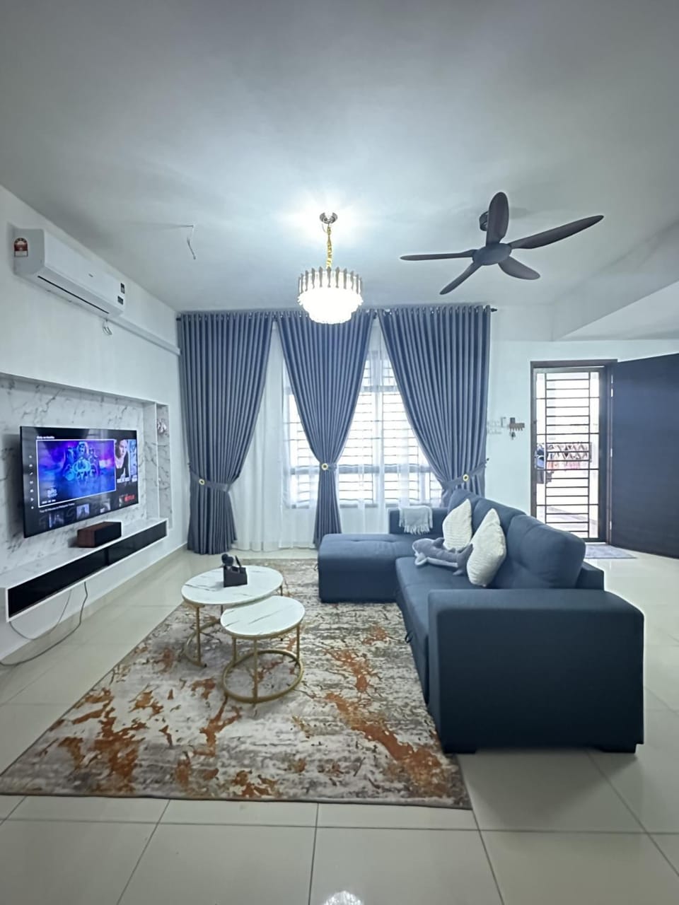Communal lounge/ TV room, TV and multimedia, Living room, Seating area, Evening entertainment