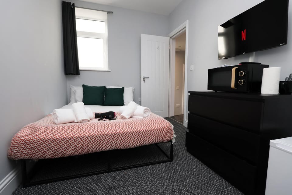 Bed, TV and multimedia, Photo of the whole room