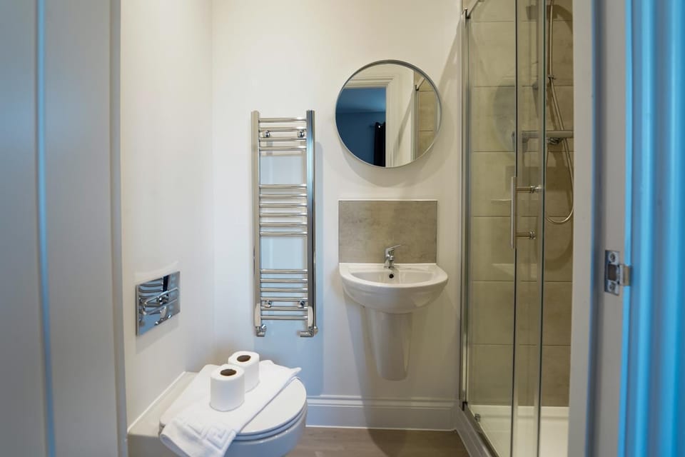 Shower, Toilet, Bathroom, towels