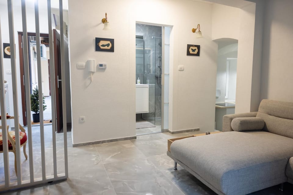 Facade/entrance, Bathroom, Kitchen or kitchenette, Living room