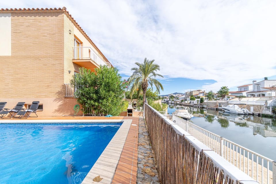 Jouvacations Villa 3 Freser con piscina compartida Chalet in Alt Empordà