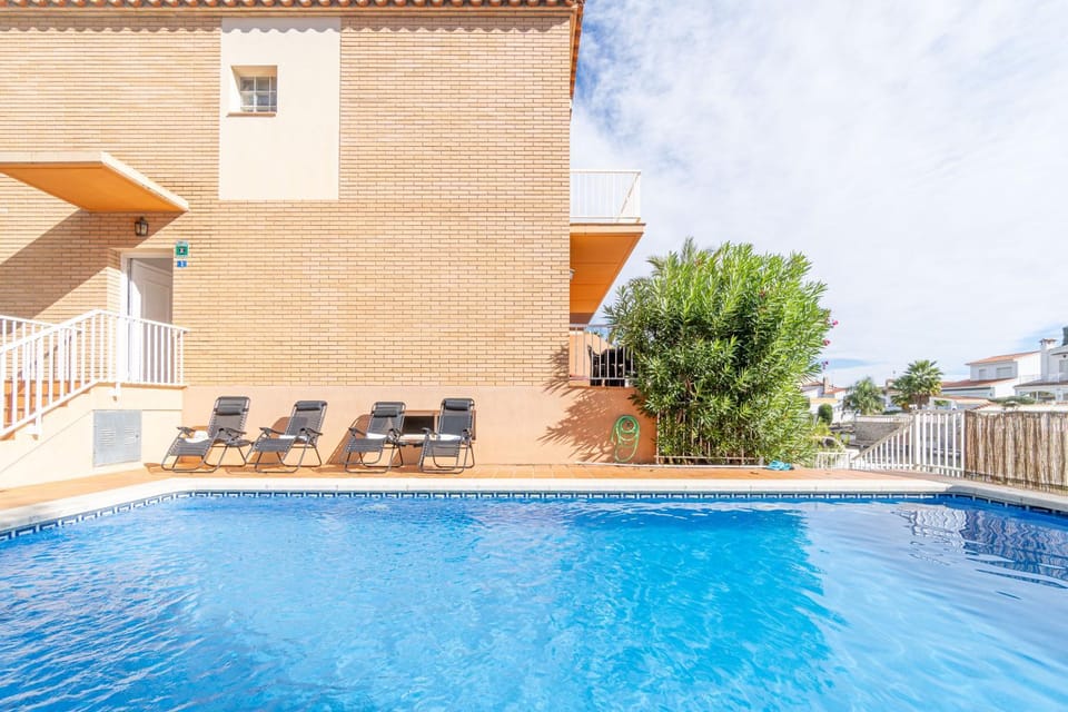 Jouvacations Villa 3 Freser con piscina compartida Chalet in Alt Empordà