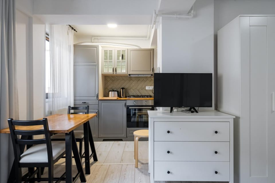 TV and multimedia, Kitchen or kitchenette, Dining area, oven, stove