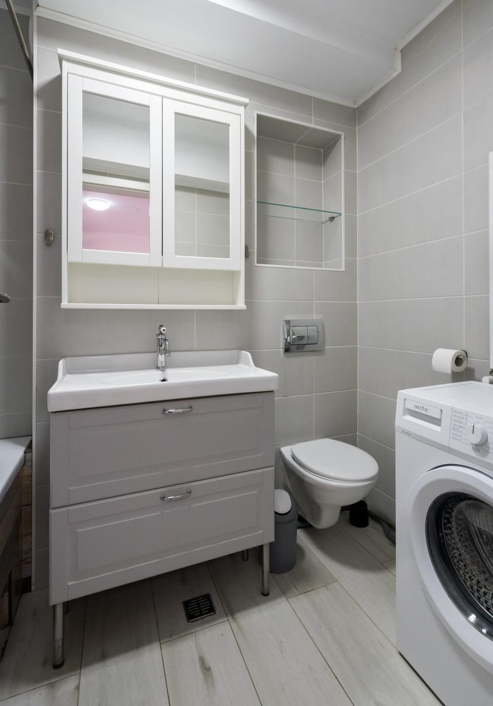 Toilet, Bathroom, Bath, towels, washing machine, dryer