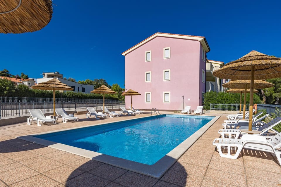 Property building, Patio, Day, Pool view, Swimming pool, sunbed
