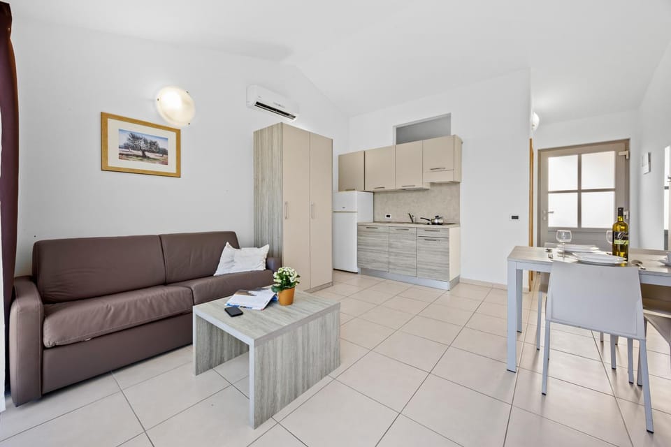 Photo of the whole room, Dining area, kitchen