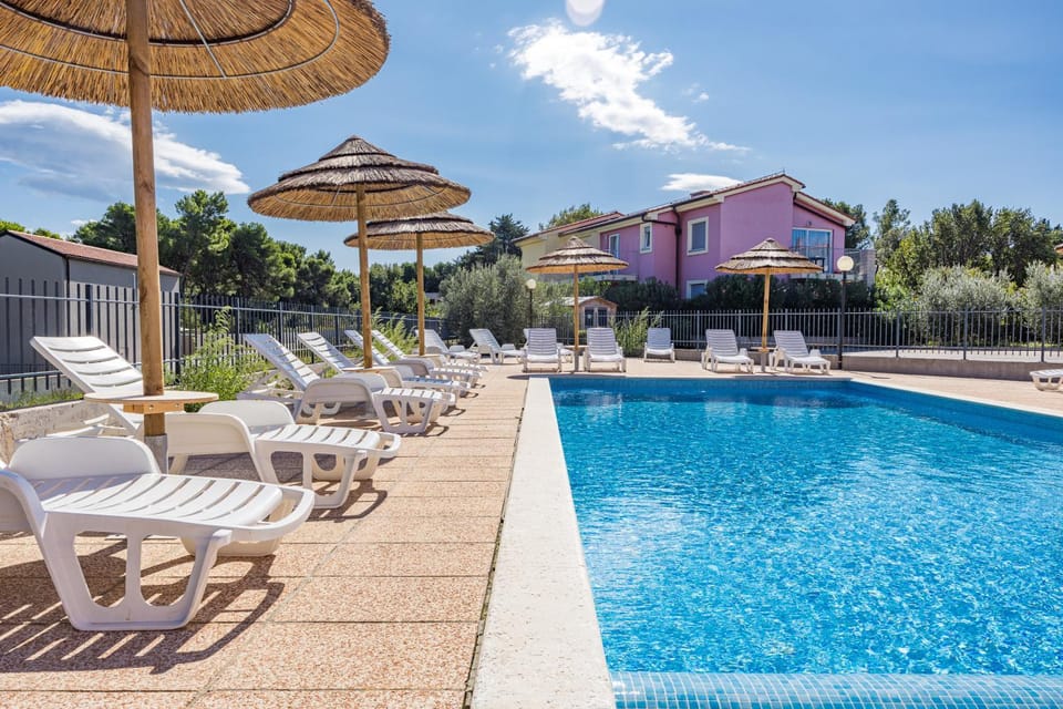 Property building, Patio, Spring, Day, Natural landscape, Pool view, Swimming pool, sunbed