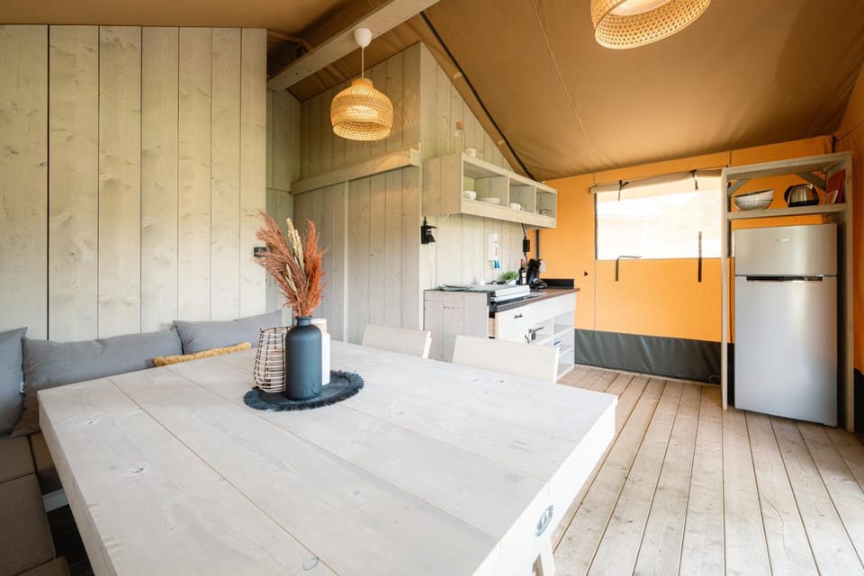 Kitchen or kitchenette, Dining area, stove