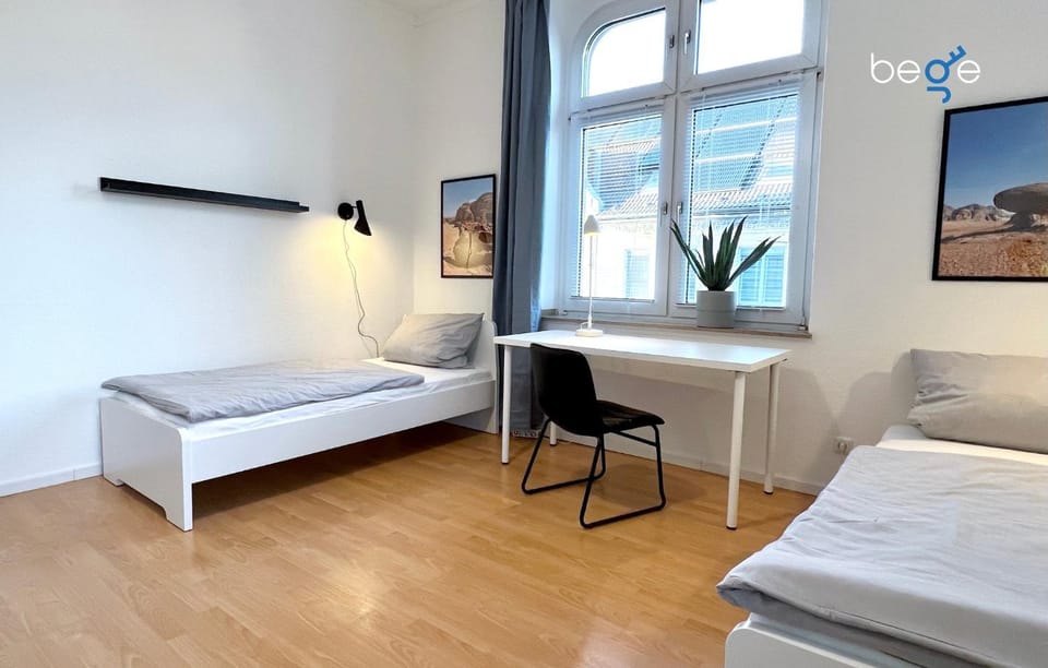 Bed, TV and multimedia, Living room, Photo of the whole room, Seating area, Bedroom, hair dresser