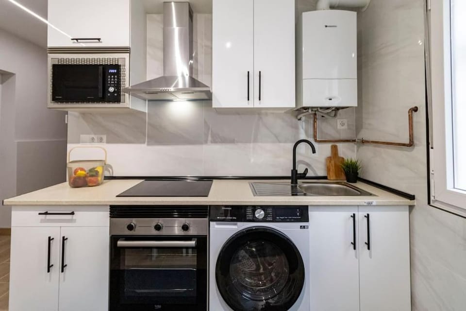 Kitchen or kitchenette, oven, washing machine