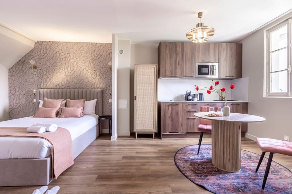 Bed, Kitchen or kitchenette