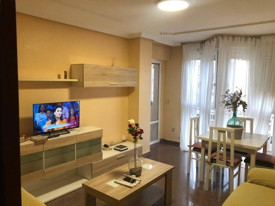 Communal lounge/ TV room, TV and multimedia, Living room, Seating area, Dining area