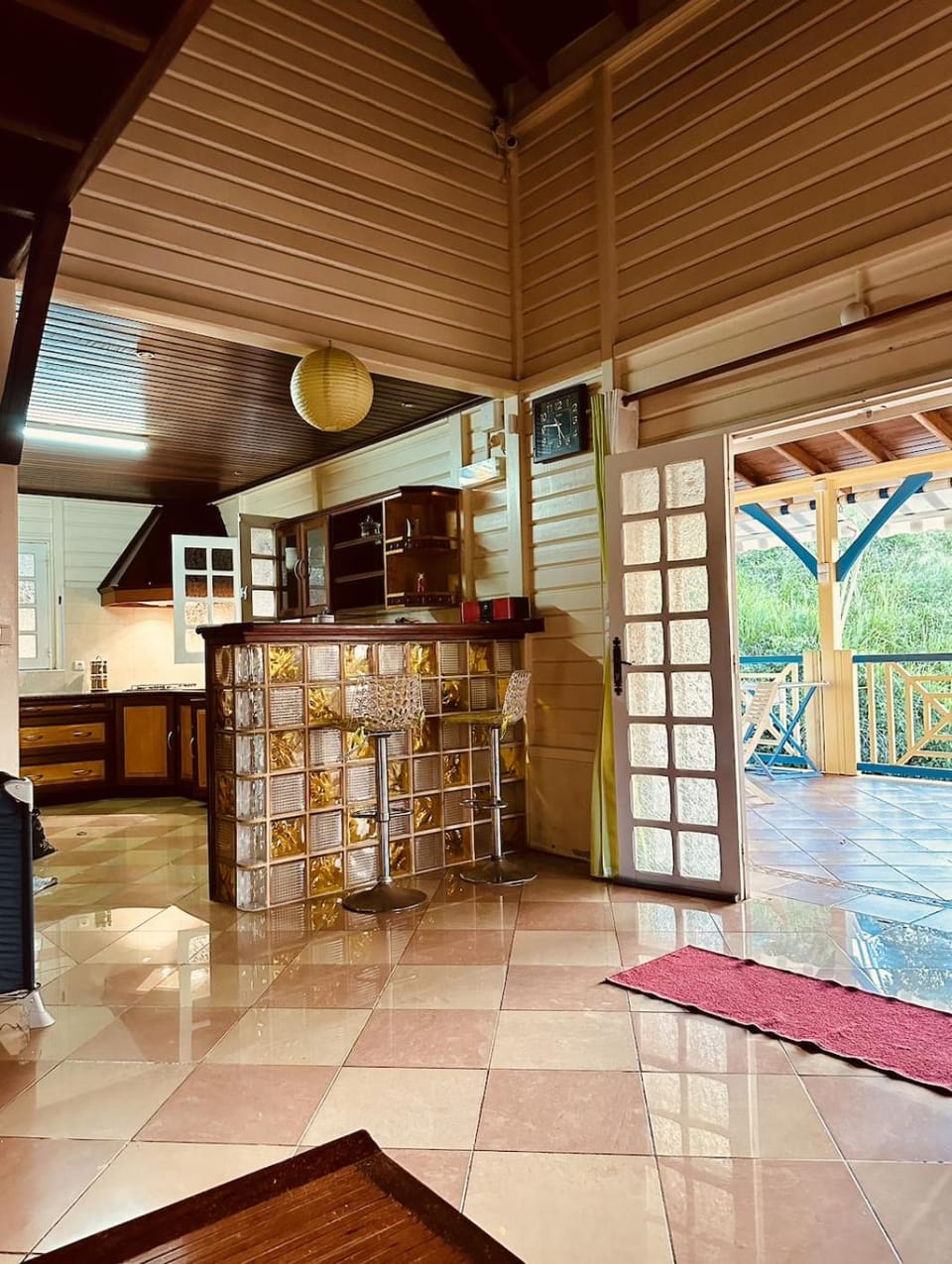 Kitchen or kitchenette, minibar