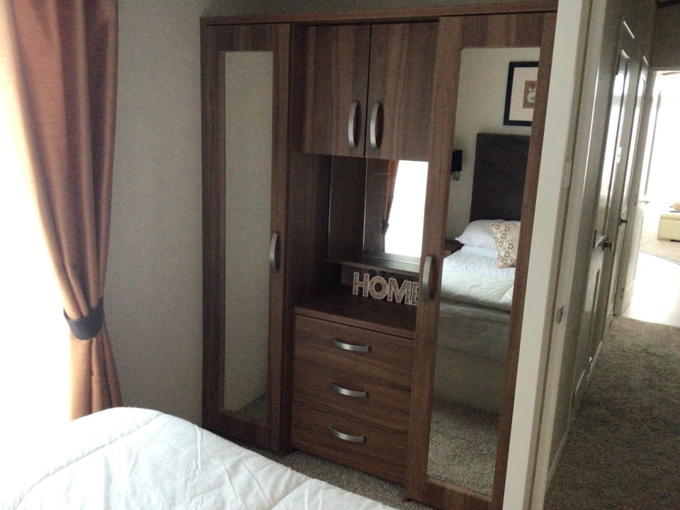 Haven Caravan Sleeps 6 Pet Friendly Chalet in New Quay