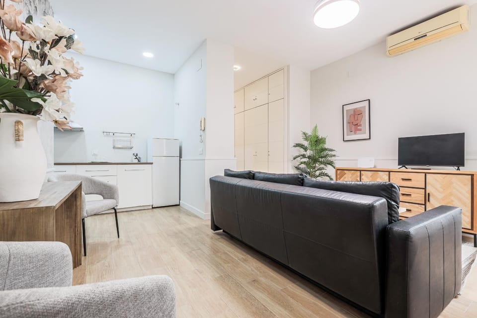 Precioso estudio en San Julián Sevilla, AC WiFi Hiniesta estudio Apartment in Seville