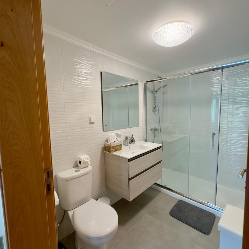 Shower, Toilet, Bathroom, towels