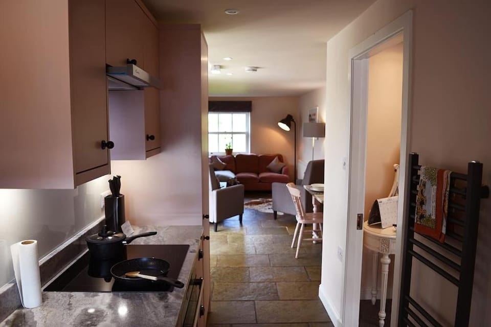 Kitchen or kitchenette, Living room, Seating area, Dining area, pet friendly, stove