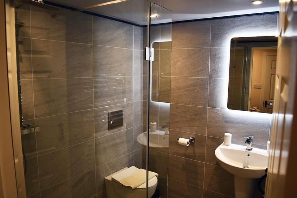 Shower, Toilet, Bathroom, towels