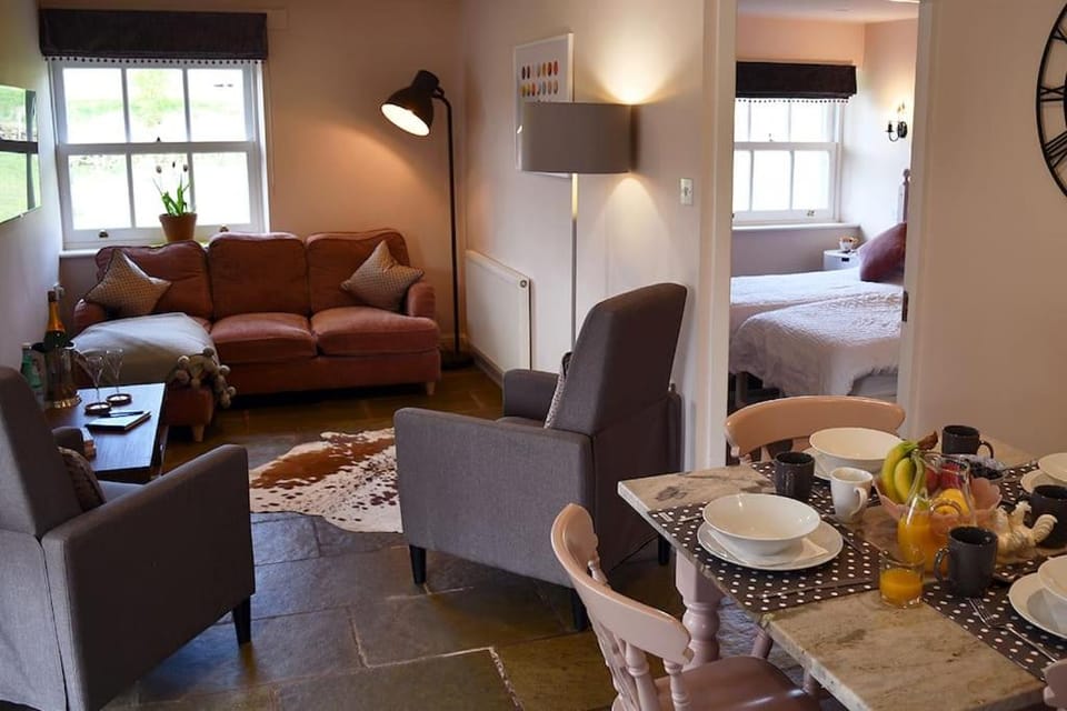 Bed, Living room, Photo of the whole room, Seating area, Dining area, Bedroom, Food